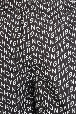 黑色布料上重複白色Givenchy標誌的斜紋圖案。