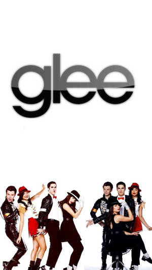 Glee 電視節目演員在節目標誌下穿著表演服裝擺姿勢。