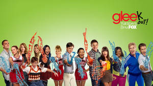Glee 演員喺綠色背景上，帶住開心表情濺起彩色液體。