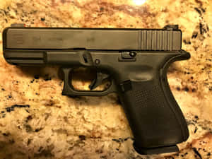 有斑點枱面上的黑色Glock 19M手槍。 — Glock GIF 壁紙