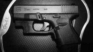 Dell 手提電腦保護套內的 Glock 26 手槍，單色特寫。