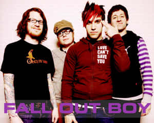 Fall Out Boy 樂隊成員帶着紋身和眼鏡在白色背景前擺姿勢。
