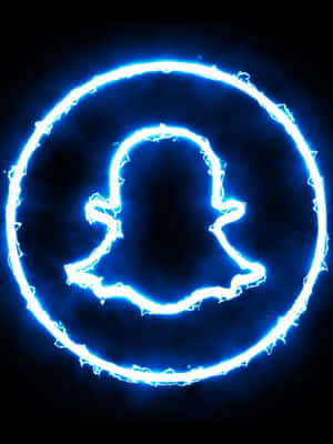 發光的藍色Snapchat鬼魂標誌，帶有電弧，深色背景。 — HMD Terra M 壁紙