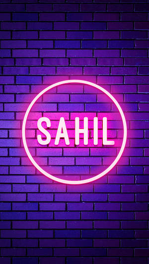 紫色磚牆上帶有名字SAHIL的霓虹燈牌。