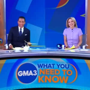 兩位新聞主播在電視台主播台前微笑，帶有 GMA3 品牌標誌。