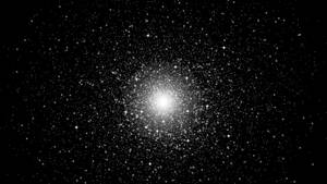 在深空中被無數恆星包圍的明亮星團。 — 銀河動態圖 壁紙