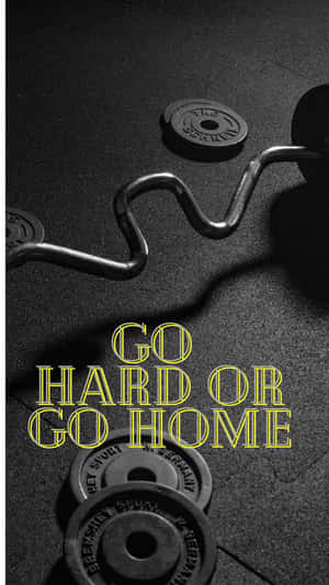 健身房啞鈴和槓鈴，附有「go hard or go home」文字。