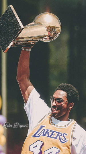 高比·拜仁身穿湖人球衣高舉NBA總冠軍獎盃。