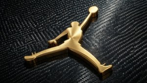 金色 Jumpman 標誌在黑色碳纖維背景上