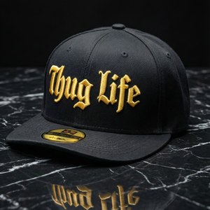 黑色帽子金色Thug Life刺繡在大理石表面