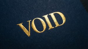 特寫：深藍色紋理紙上的金箔「VOID」字樣。