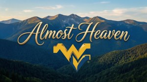 日落時分，金色嘅「Almost Heaven」文字同WV標誌喺山林之上。