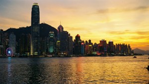 香港標誌性海濱區絢麗的日落景色。