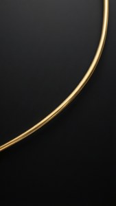 黑色背景上的一條金色彎曲棒，帶有微妙反射