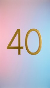 金色數字40在粉紅到藍色漸變背景上。