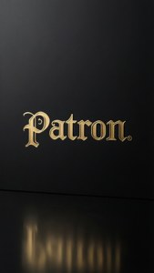 金色 Patron 標誌在黑色背景上帶倒影