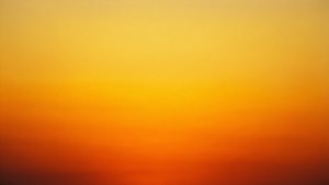 漸變日落天空，混合黃色、橙色和紅色色調