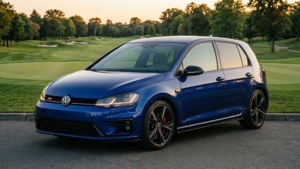 藍色福士 Golf R 停在瀝青路上，靠近高爾夫球場，日落時分