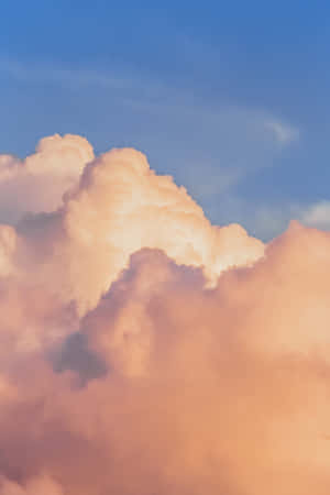 粉紅雲在藍天中發光於日落時分