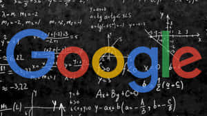 Google 標誌在一個覆蓋著數學方程式和圖表的黑板上。
