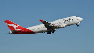 澳洲航空波音747起落架放下向藍天爬升 — 藍天 壁紙