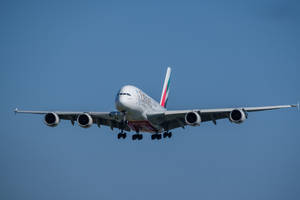 阿聯酋航空空中巴士A380飛機在晴朗的藍天下準備降落 — 藍天 壁紙