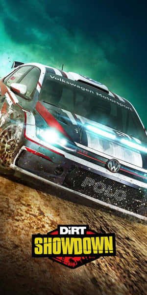 福士越野賽車在Dirt Showdown中於綠色天空下在泥濘中奔馳。 — 18:9 壁紙