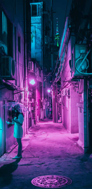 夜晚在霓虹燈小巷中撐傘的人