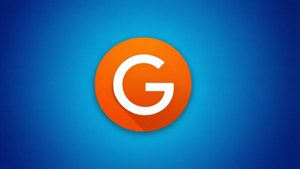 Google 標誌，白色 G 在橙色圓圈內，背景為藍色漸變