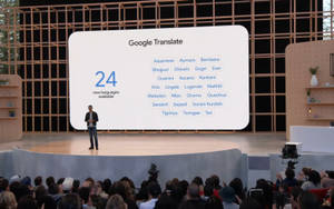 講者在科技活動中向觀眾介紹Google翻譯的24種新語言。