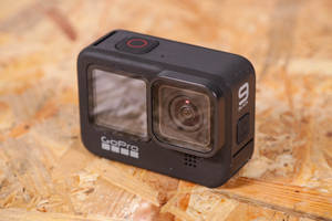 膠合板背景上的黑色GoPro 9相機 — 悟吉達 壁紙