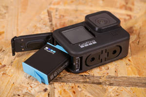 GoPro相機和電池在木質表面上 — 相機 壁紙