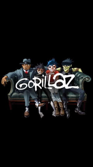 四個動畫 Gorillaz 樂隊成員坐在綠色沙發上，樂隊名稱以白色文字顯示。