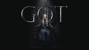 一位金髮女性坐在鐵王座上，背後有「GOT」字母。