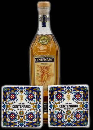 Gran Centenario 龍舌蘭酒瓶搭配相配的裝飾杯墊，置於黑色背景上。