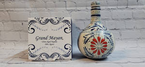 Grand Mayan 龍舌蘭酒瓶和盒子在白色磚背景上