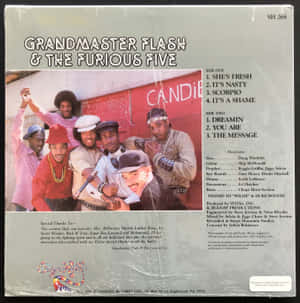 Grandmaster Flash 和 The Furious Five 穿著街頭服飾在紅色糖果店牆前擺姿勢。 — 復古gif 壁紙