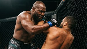 兩名MMA拳手在八角籠內交戰。