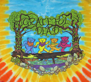 四隻跳舞熊在樹拱下，背景為紮染，帶有「Grateful Dead」文字。