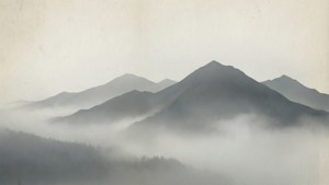 在質感復古紙張上，被霧氣籠罩的寧靜山脈