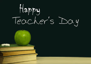 書本上的青蘋果與寫著Happy Teacher's Day的黑板