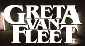Greta Van Fleet 樂隊名稱以粗體白色字母顯示在黑暗的工業背景上，帶有發光的燈光。 — 岩石 壁紙