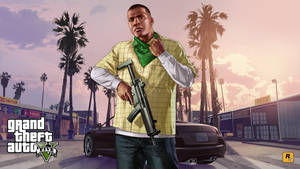 GTA V角色在日落時分的棕櫚樹街上，手持步槍站在黑色跑車旁。