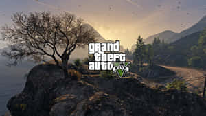 GTA V 標誌覆蓋在日落山景上，有一棵禿樹和蜿蜒的道路。