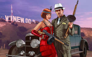 1920年代裝扮的幫派情侶，手持衝鋒槍，站在復古車旁，靠近Vinewood標誌。