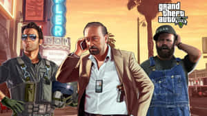 三個GTA V角色在日落時分的城市街道上，有棕櫚樹和霓虹燈招牌。