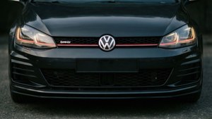 黑色福士 Golf GTI 車頭，帶有紅色飾條和照明頭燈