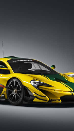 黃綠配色麥拿侖 P1 GTR 賽車在工作室燈光下。
