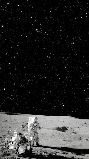 太空人在月球上與月球車在星空下