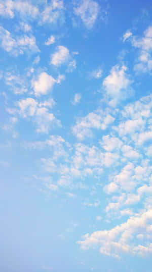明亮的藍天，散佈著白雲 — 藍天 壁紙